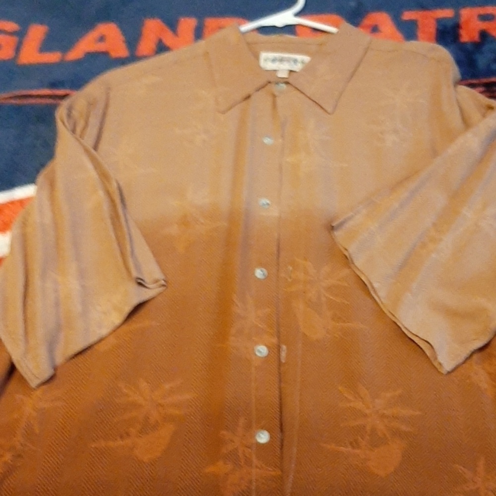 Shirt color fades light/dark